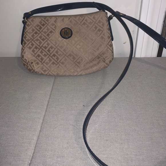 Tommy Hilfiger Crossbody - Picture 2 of 4